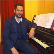 Insegnante di pianoforte laureato con 110 e lode al conservatorio Luigi Cherubini di Firenze, concertista, offre lezioni private a domicilio